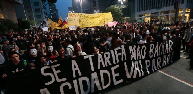 11jun2013---manifestantes-tomam-a-avenida-paulista-na-altura-da-praca-do-ciclista-durante-protesto-pela-reducao-das-tarifas-do-transporte-publico-em-sao-paulo-1370985534167_615x300